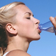 femme-boit-bouteille-eau